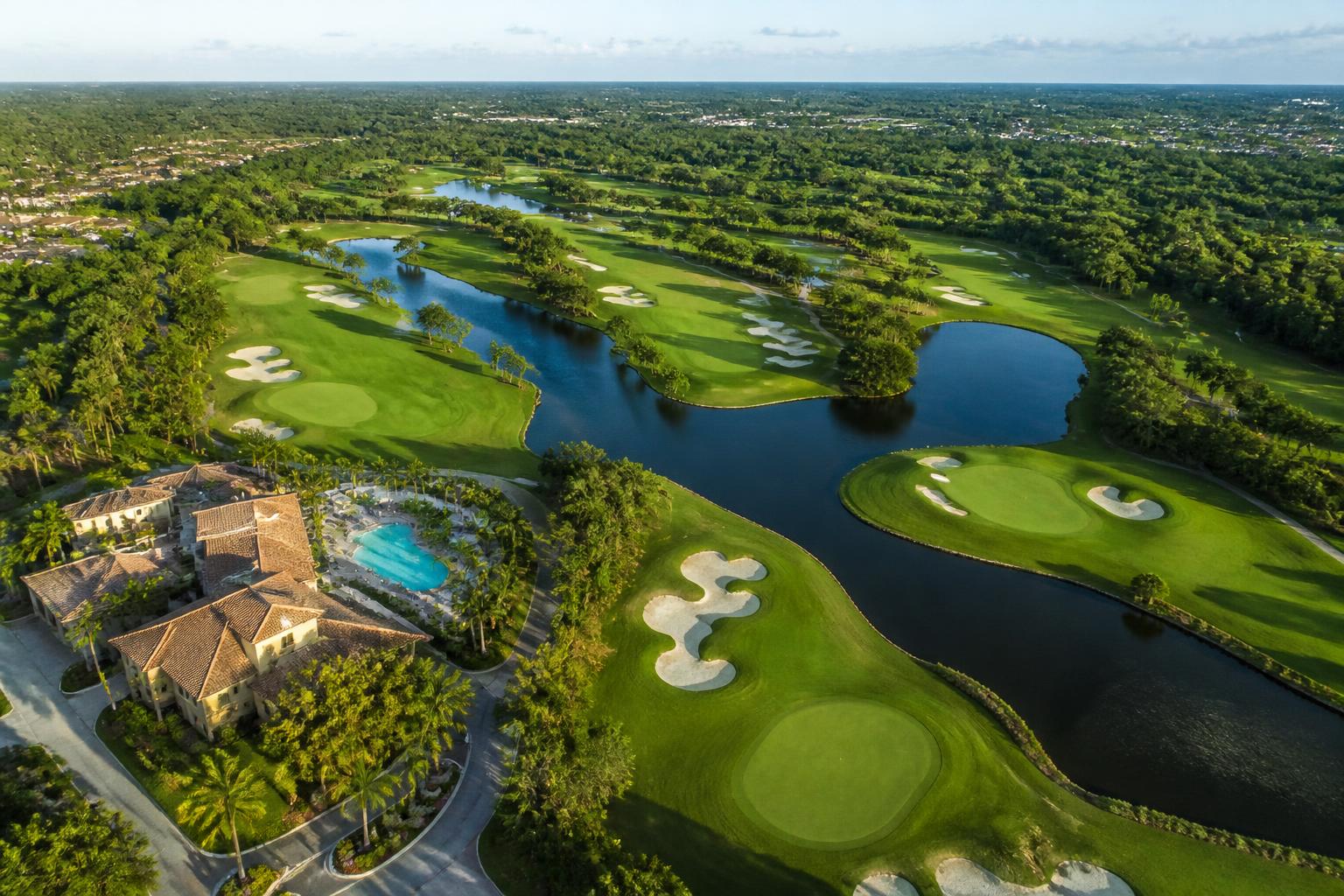 Vista aérea do campo de golfe da Golfgreen com lagos e bunkers
